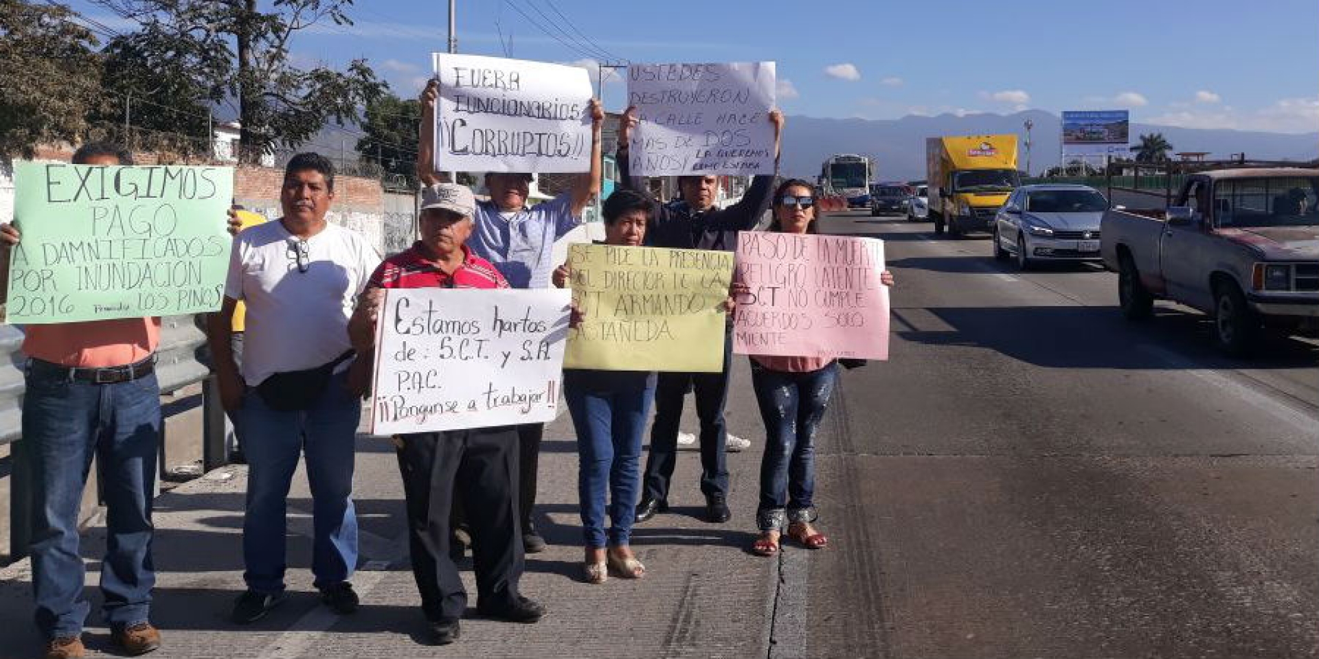 Protestan vecinos de la colonia Satélite en el paso exprés