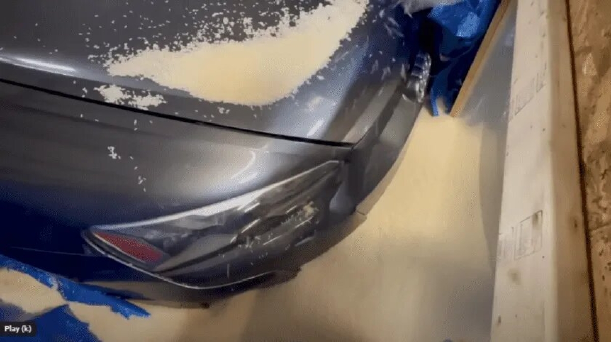 ¡Increíble! Se inunda carro eléctrico y lo meten en arroz