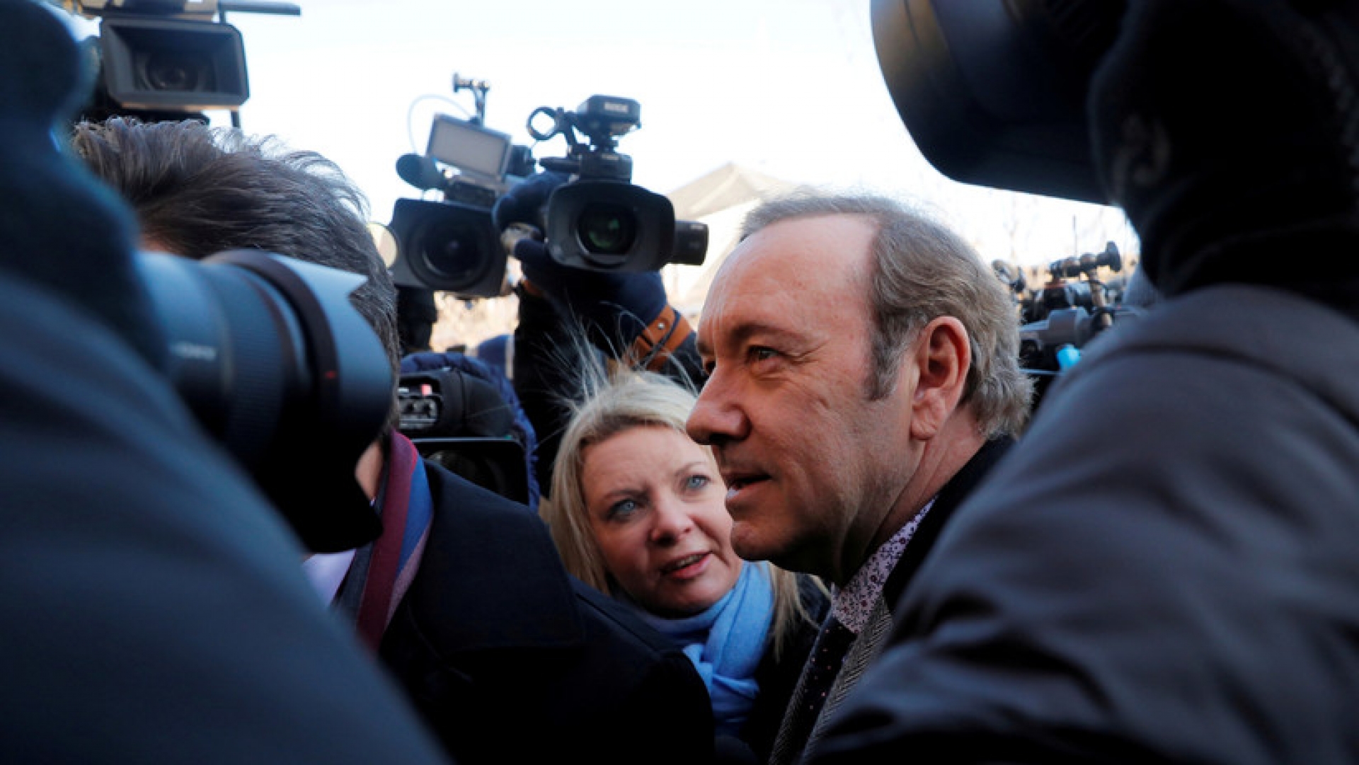 VIDEO: Reaparece Kevin Spacey con poema contra sus adversarios