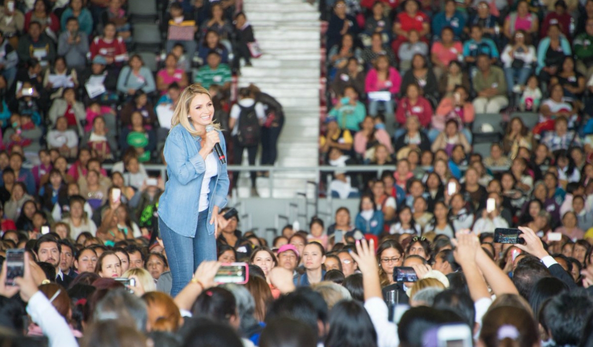 Angélica Rivera es la que entrega apoyos a los habitantes del Edomex