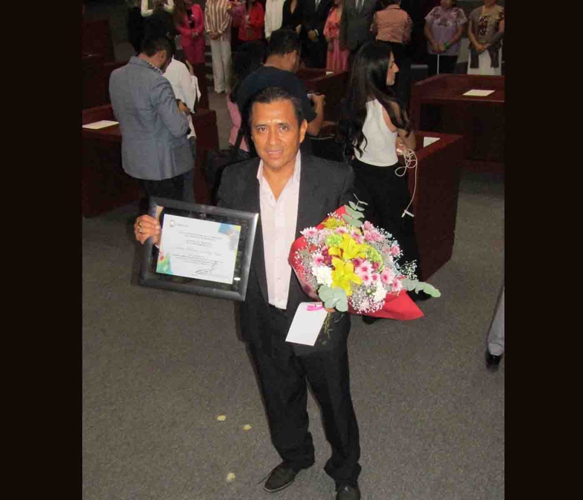 Periodista deportivo recibe premio al mérito
