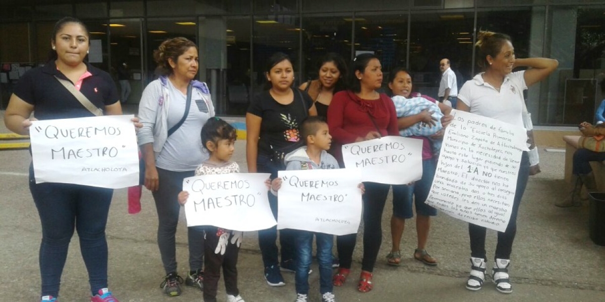 Se manifiestan padres de familia de primaria ubicada en Atlacholoaya
