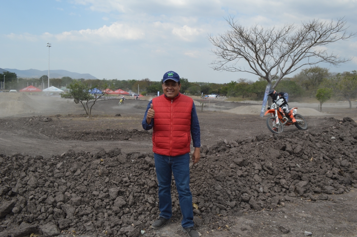 Israel Andrade Zavala e integrantes del Cabildo inauguraron la pista de Motocross “Xonacatl Fest”