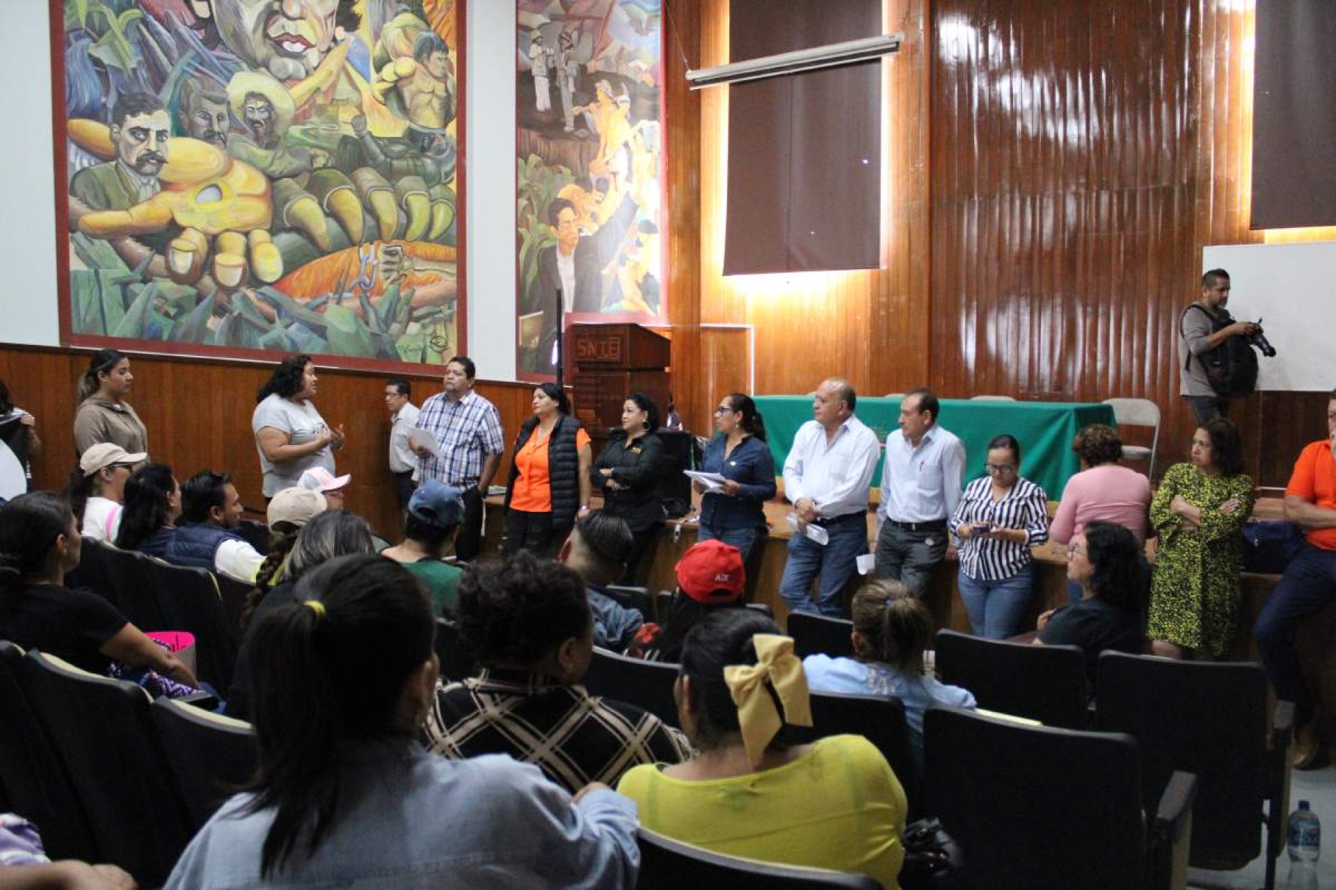 Maestros reclaman nivelación salarial