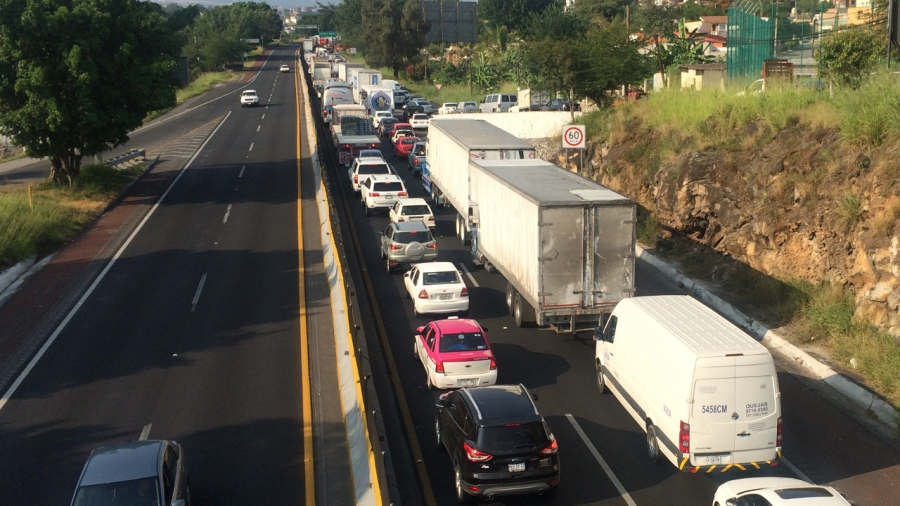 Sigue bloqueado el paso a Acapulco por la autopista del Sol