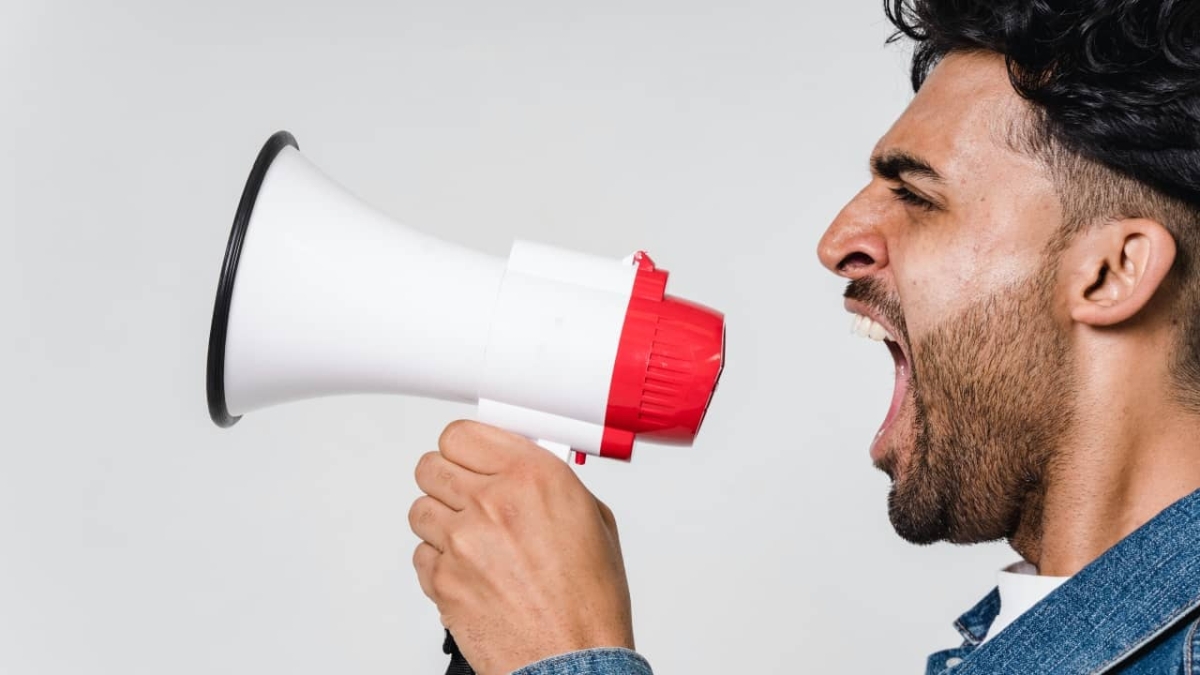 Vocean a mujer con altavoz para que liquide su deuda