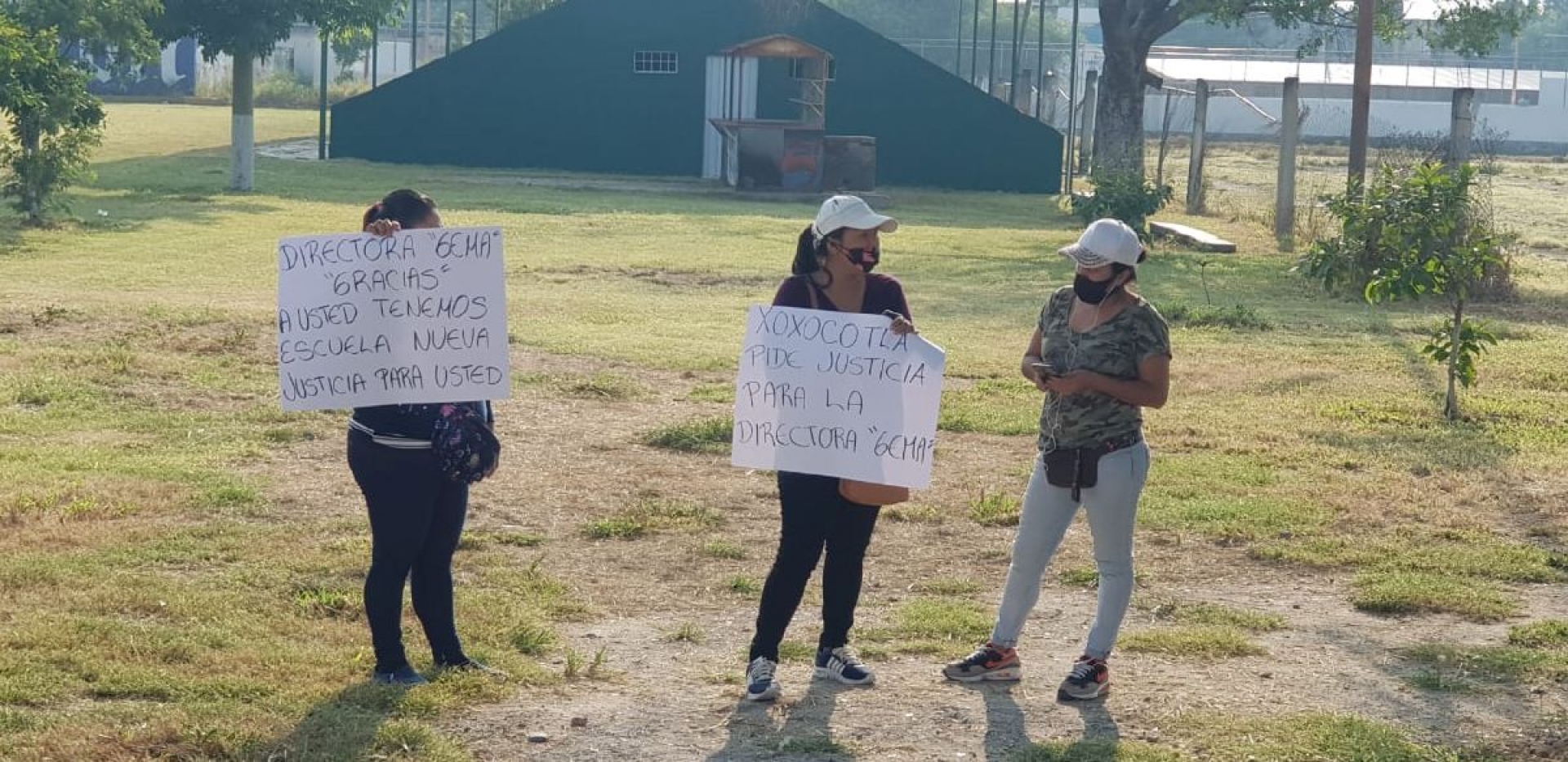 Exigen reinstalación de directora de primaria de Xoxocotla