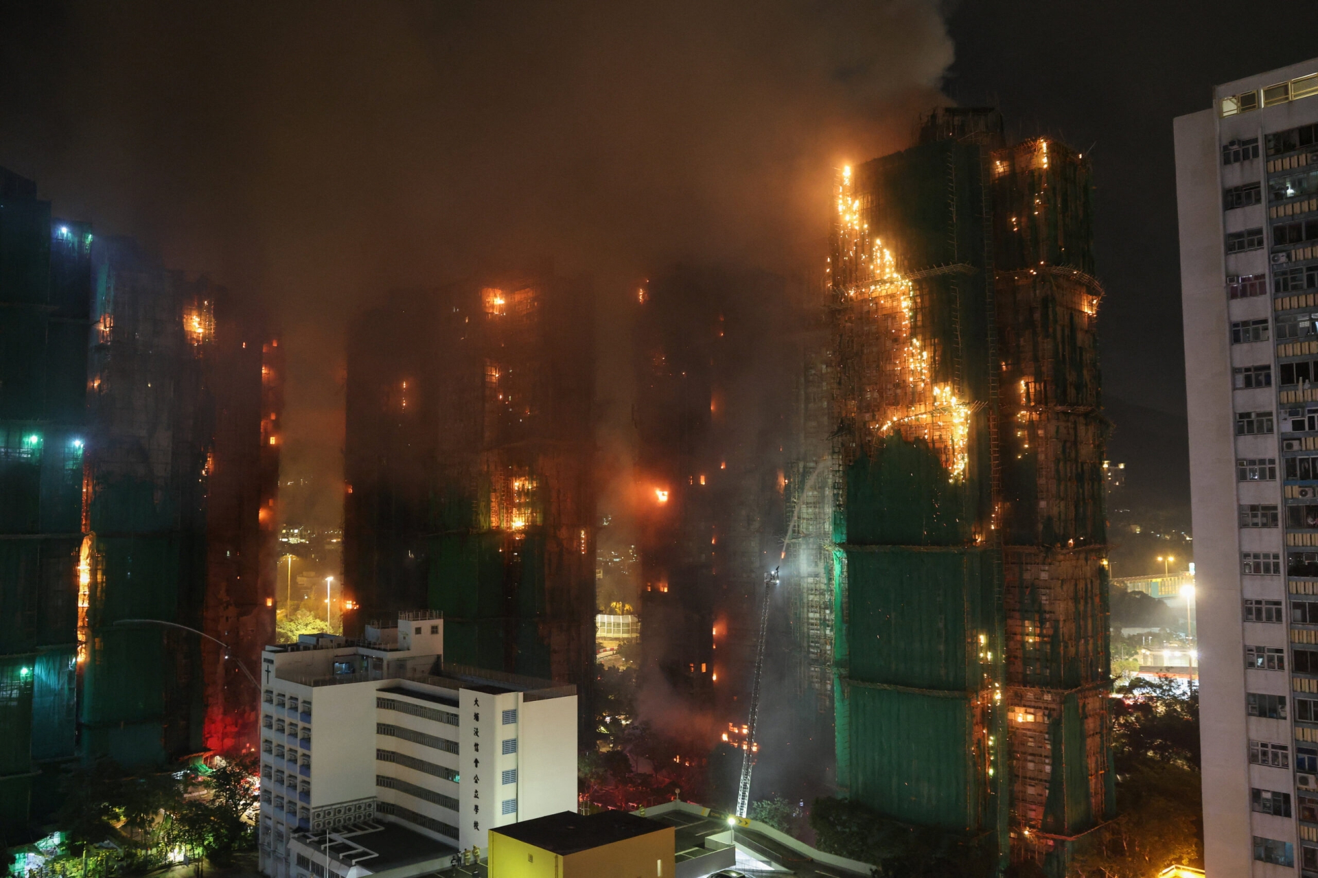 Incendio en varios edificios de Hong Kong deja al menos 13 muertos