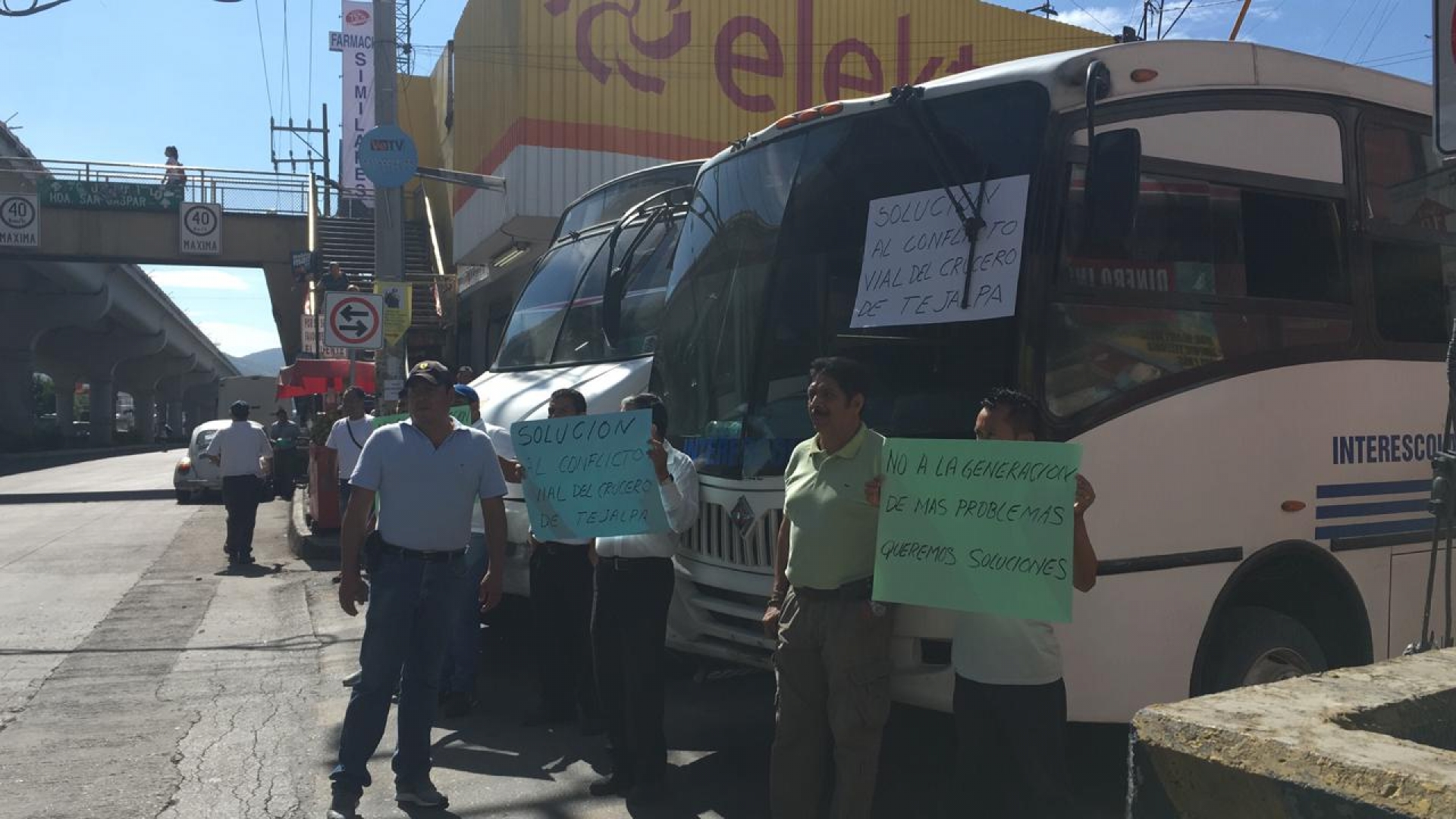 Ruteros y vecinos de Jiutepec se manifiestan en Tejalpa