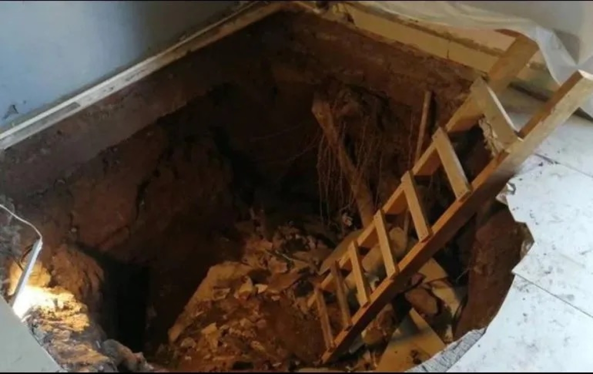 Sinaloa: ¡Impactante! Socavón se abre en la sala de una casa y "se traga" a joven