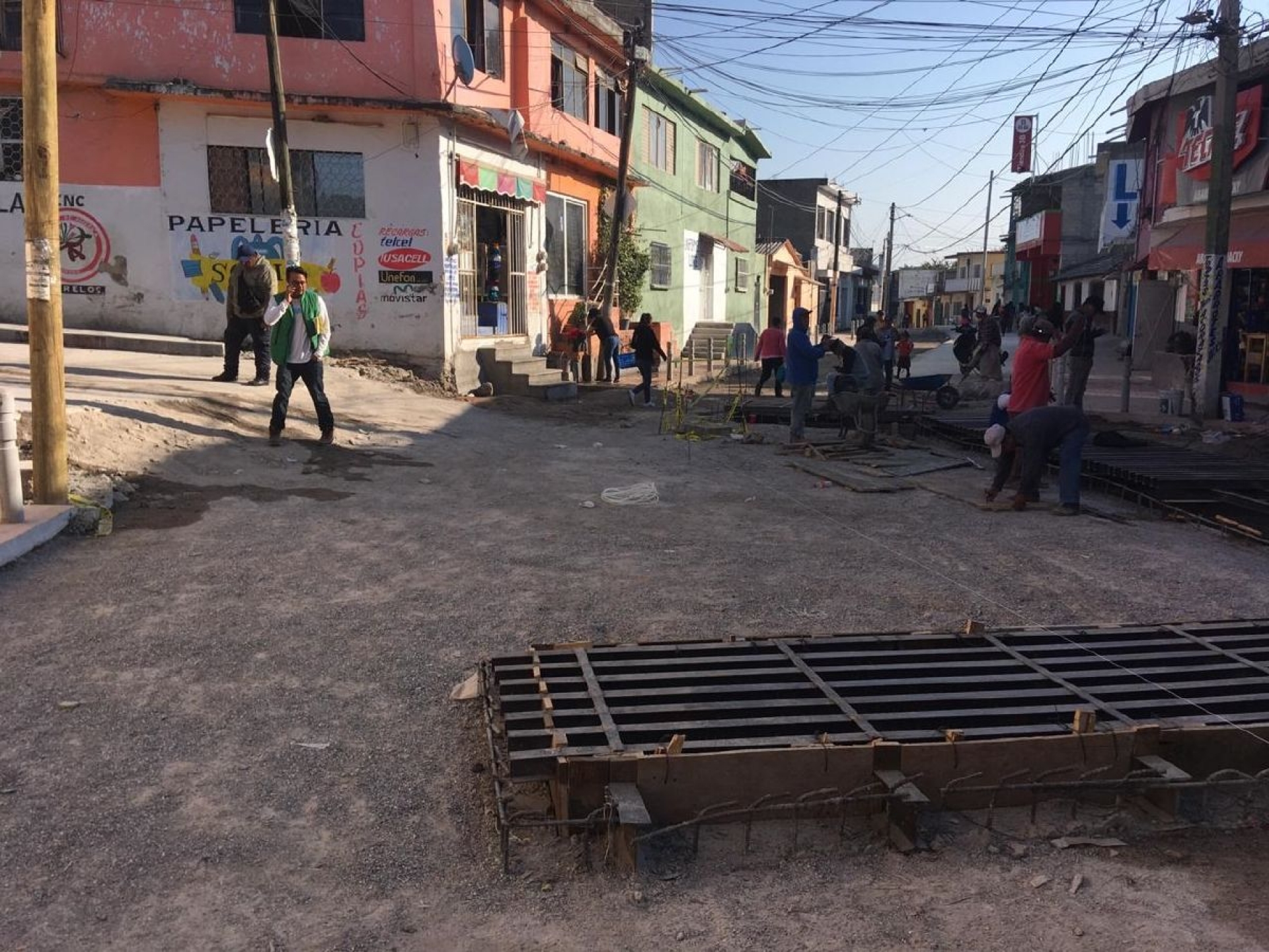 Se quejan vecinos de que una obra bloquea acceso a hospital comunitario