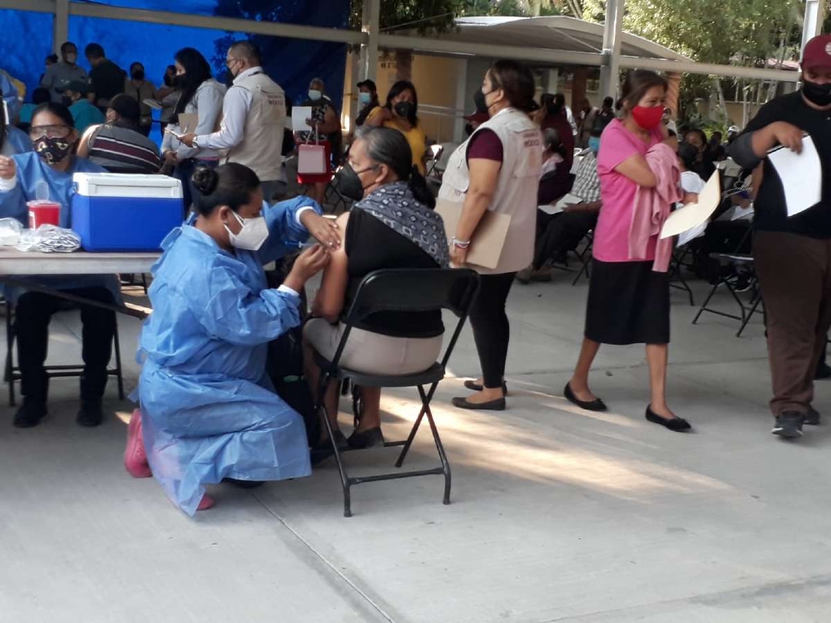 Aplican vacuna anticovid a personas de 50 a 59 años en el poniente