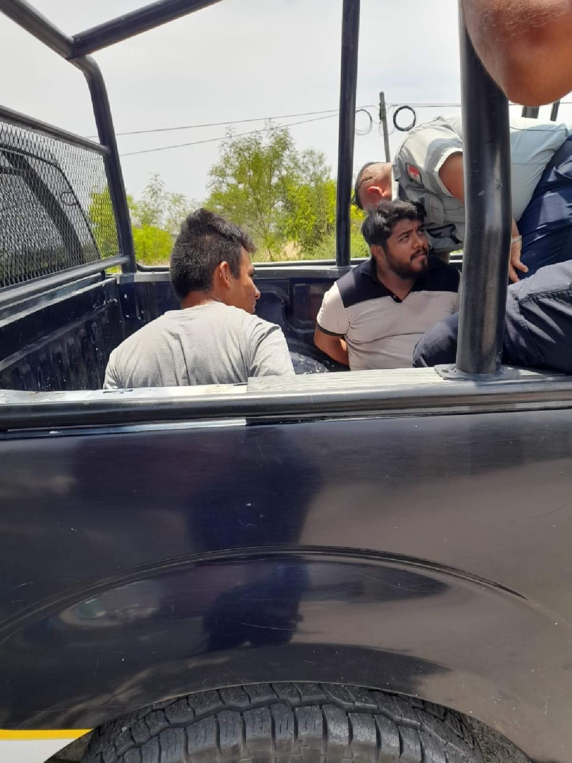 Policía detiene a dos hombres por distribuir periódicos en Tlaltizapán