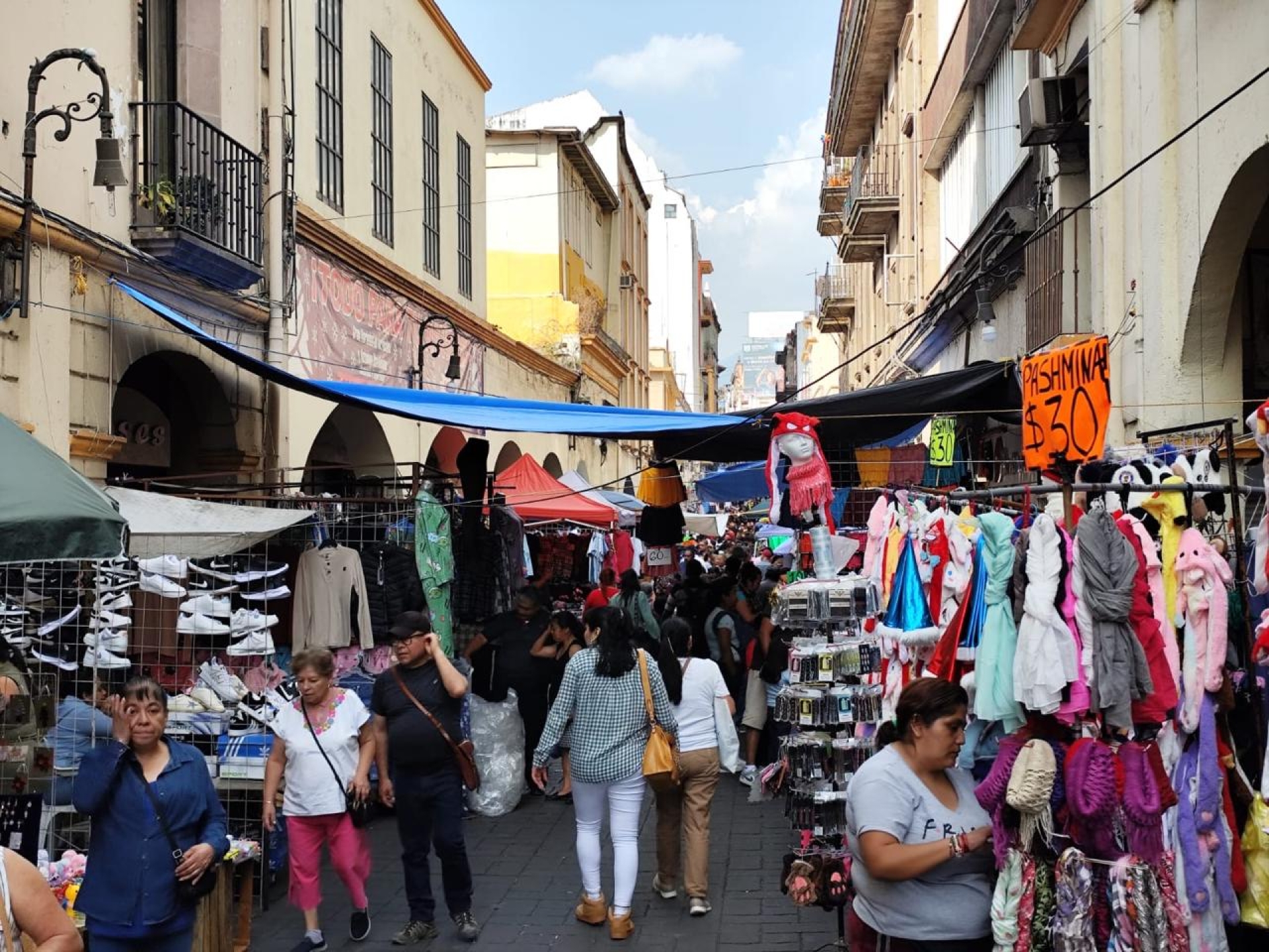 Se instalan comerciantes de NGS en calle Guerrero