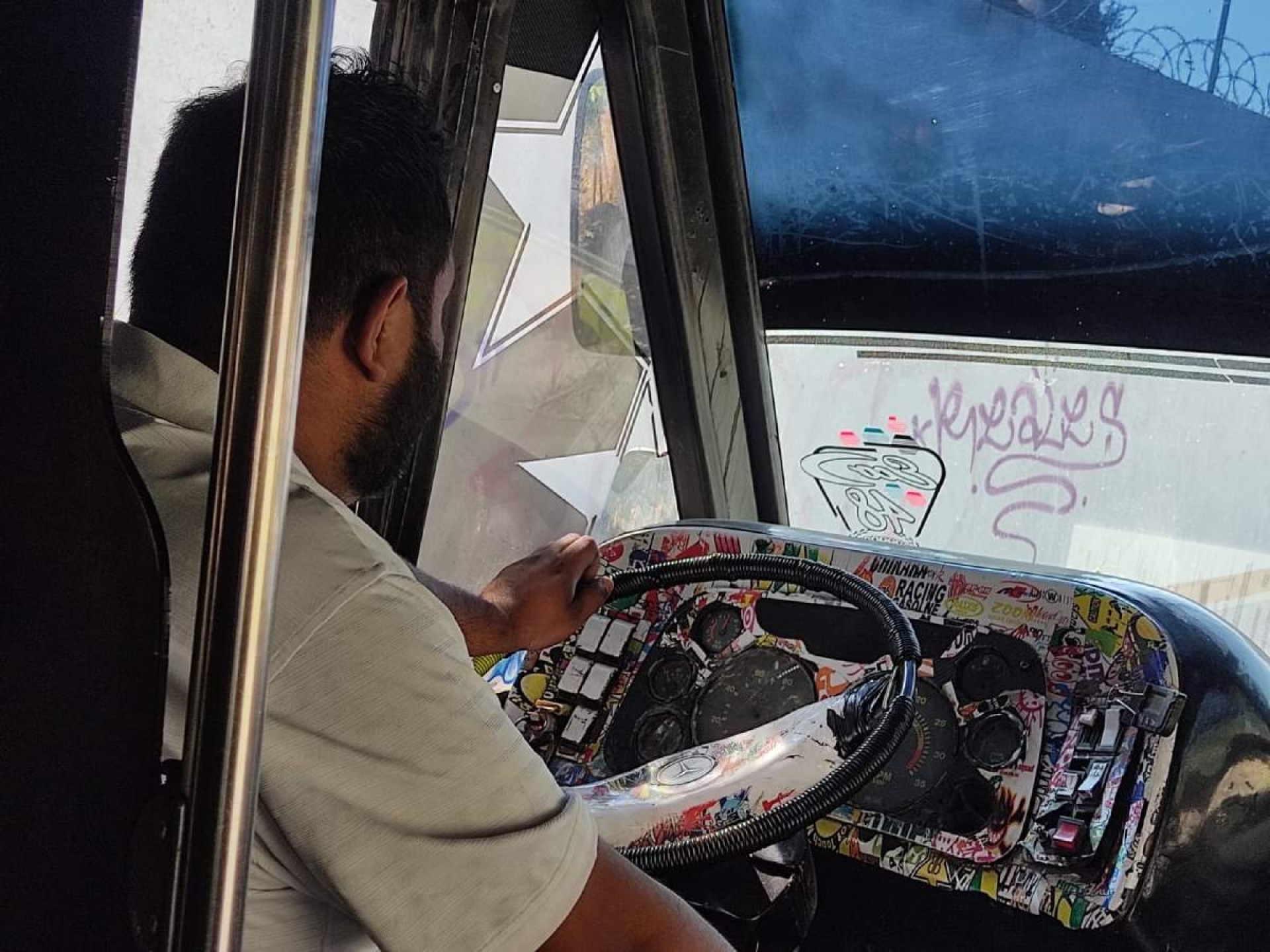 Tiene una carrera técnica, pero trabaja en la “ruta”
