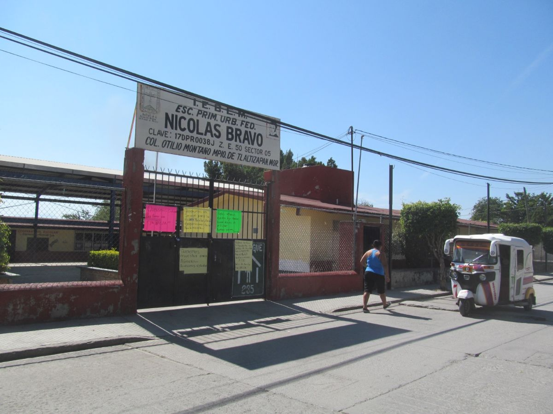 Toman escuela en Tlaltizapán, en demanda de maestro