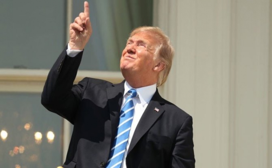 Donald Trump no hizo caso a la NASA y miró el eclipse sin gafas