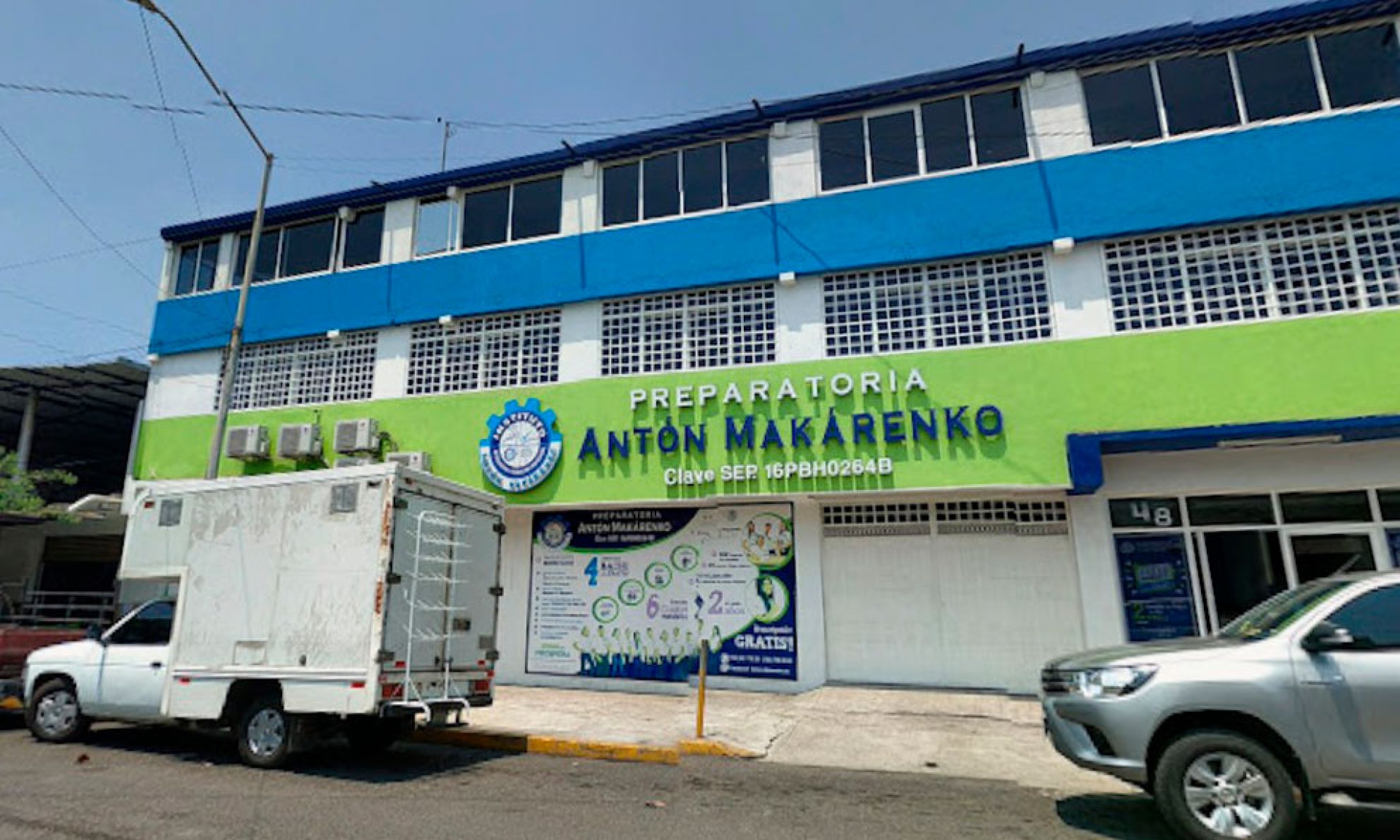 Adolescente asesina a dos maestras en preparatoria de Michoacán