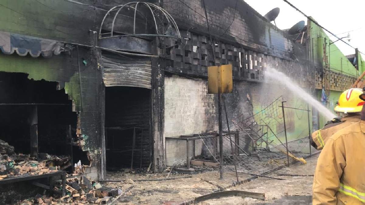 Incendio afectó al menos el 70% de mercado en Cuautla