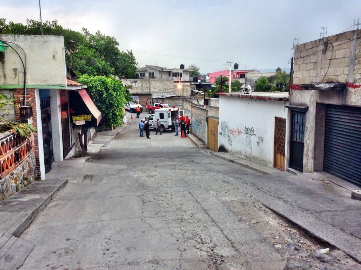 Hallan un cadáver en una barranca de Temixco