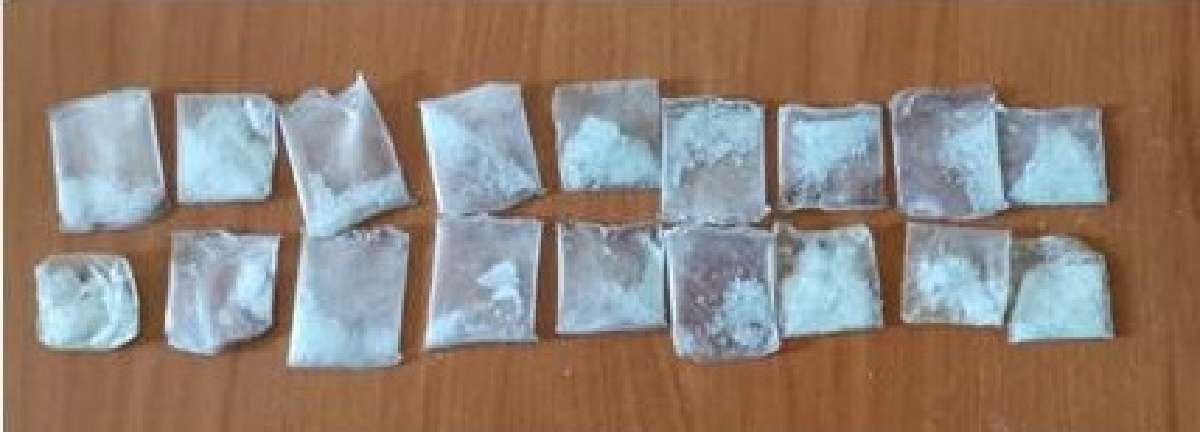 Intentó deshacerse de 18 dosis de “cristal” al ver una patrulla