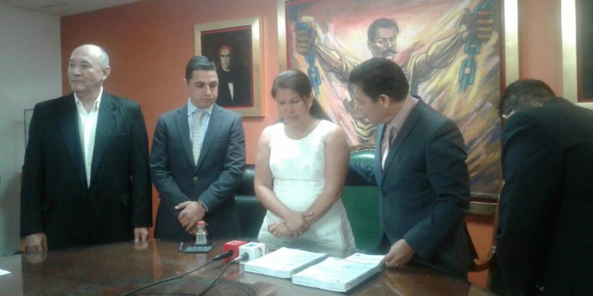 Entrega Quiroz Medina paquete económico 2017 al Congreso local