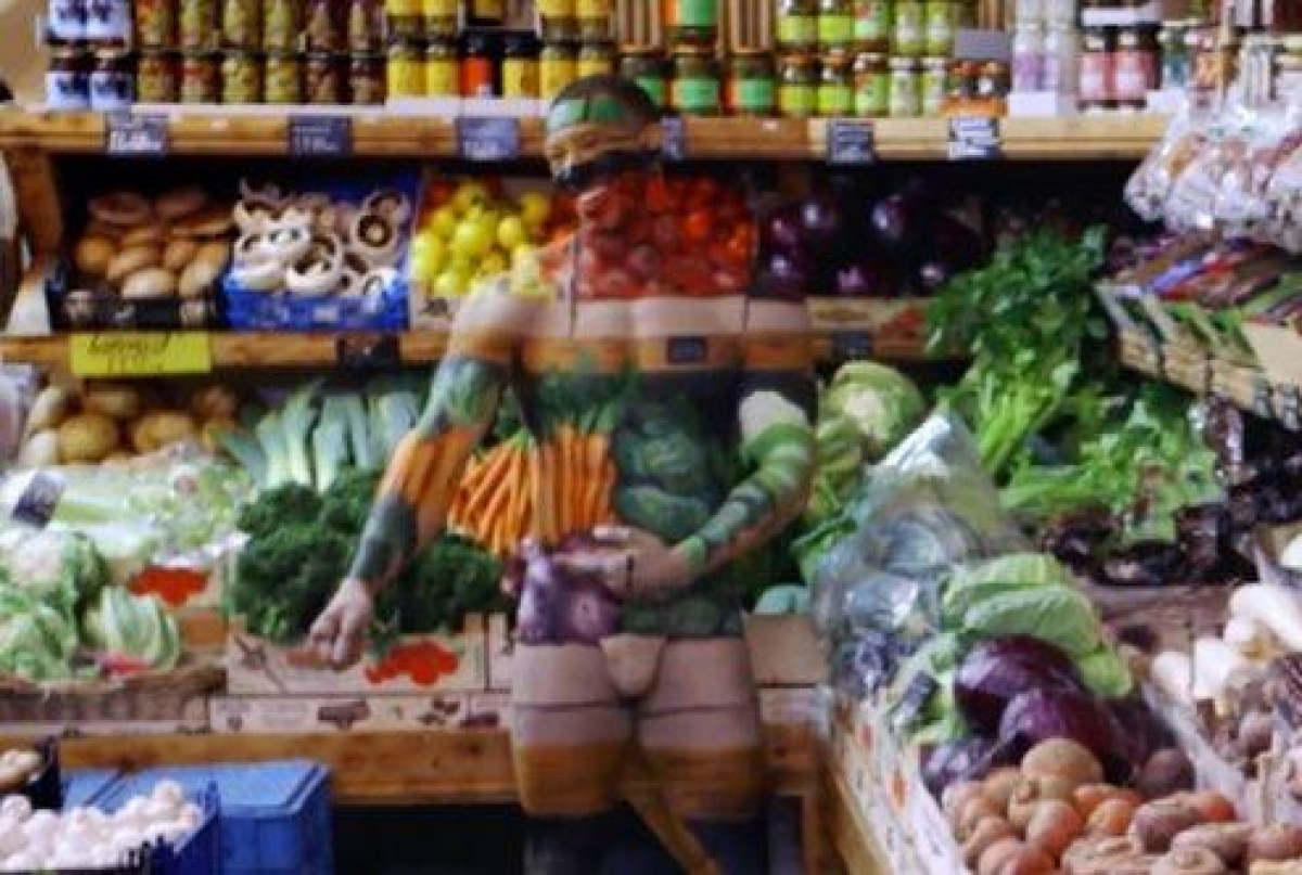 Artista crea camuflaje que sorprende a clientes de supermercado