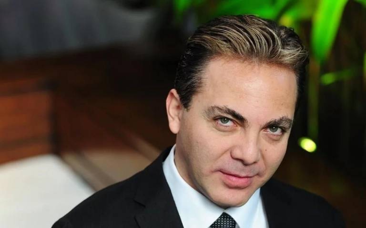 Cristian Castro queda en ropa interior en pleno escenario