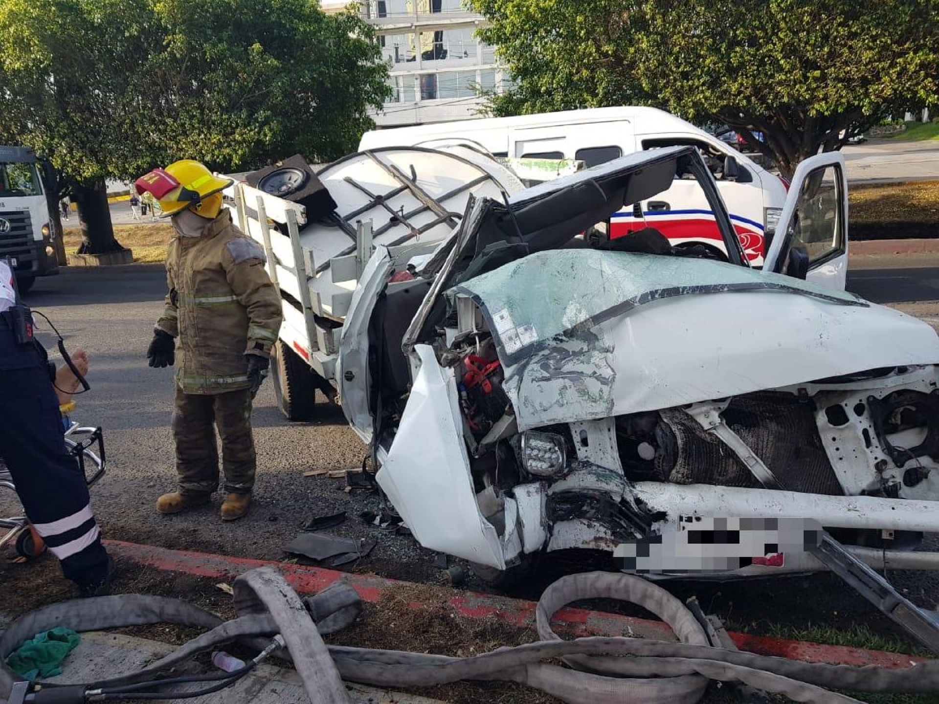 Tres hombres quedaron prensados en una camioneta
