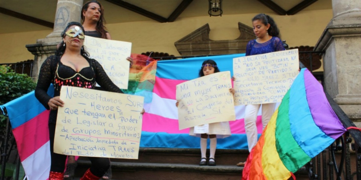 Se manifiestan integrantes de la comunidad lésbico-gay en el Congreso local