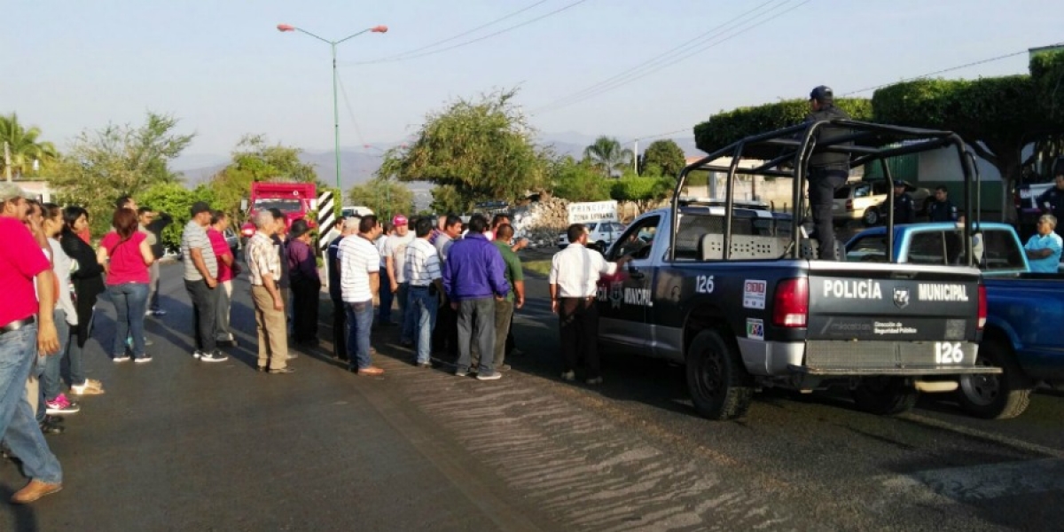 Bloquean carreteras en Miacatlán y Alpuyeca por conflicto entre taxistas