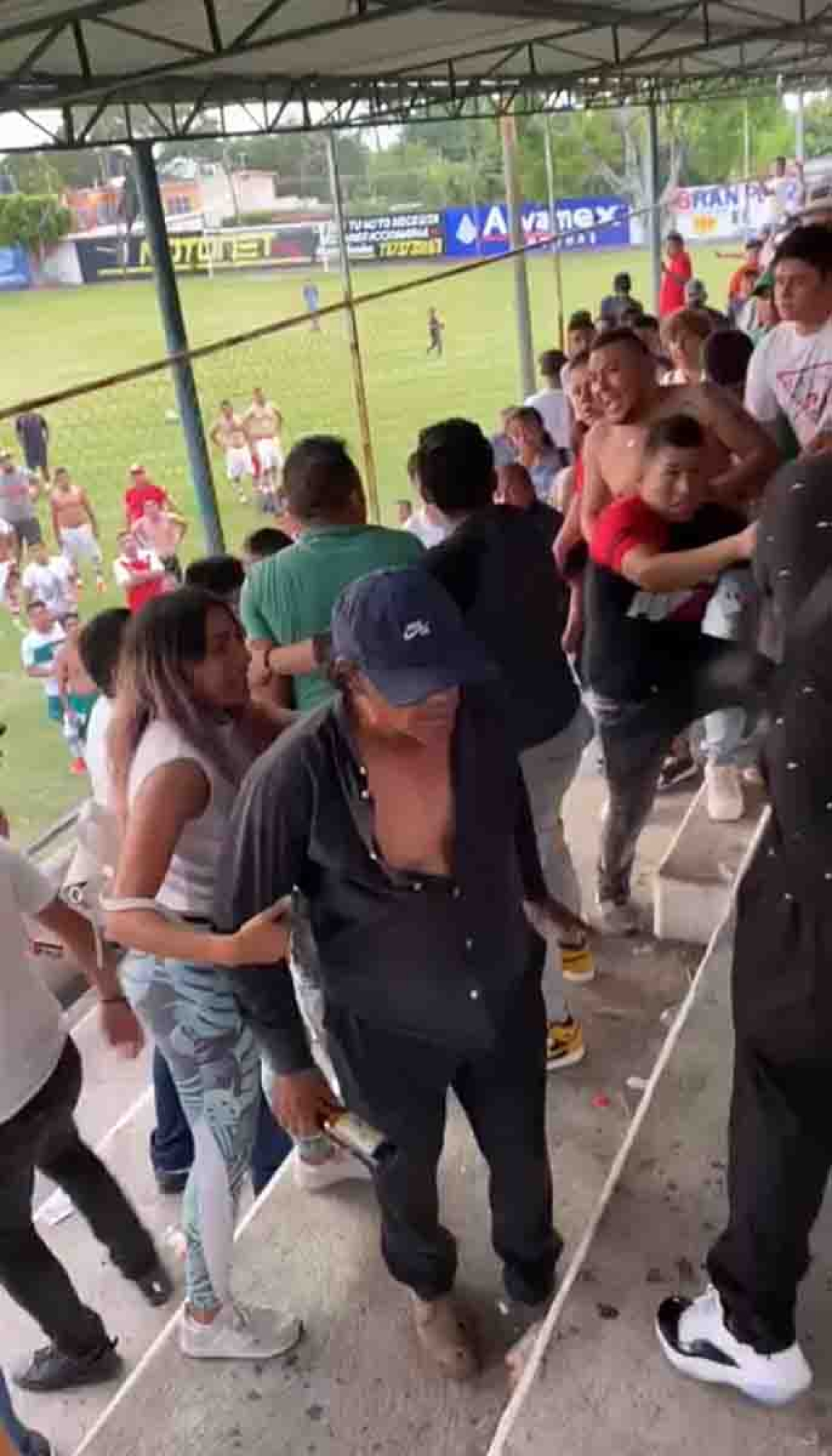 Reprueban riña colectiva en un campo de futbol