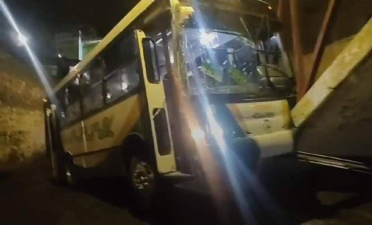 Se impacta autobús en el puente Del Dragón