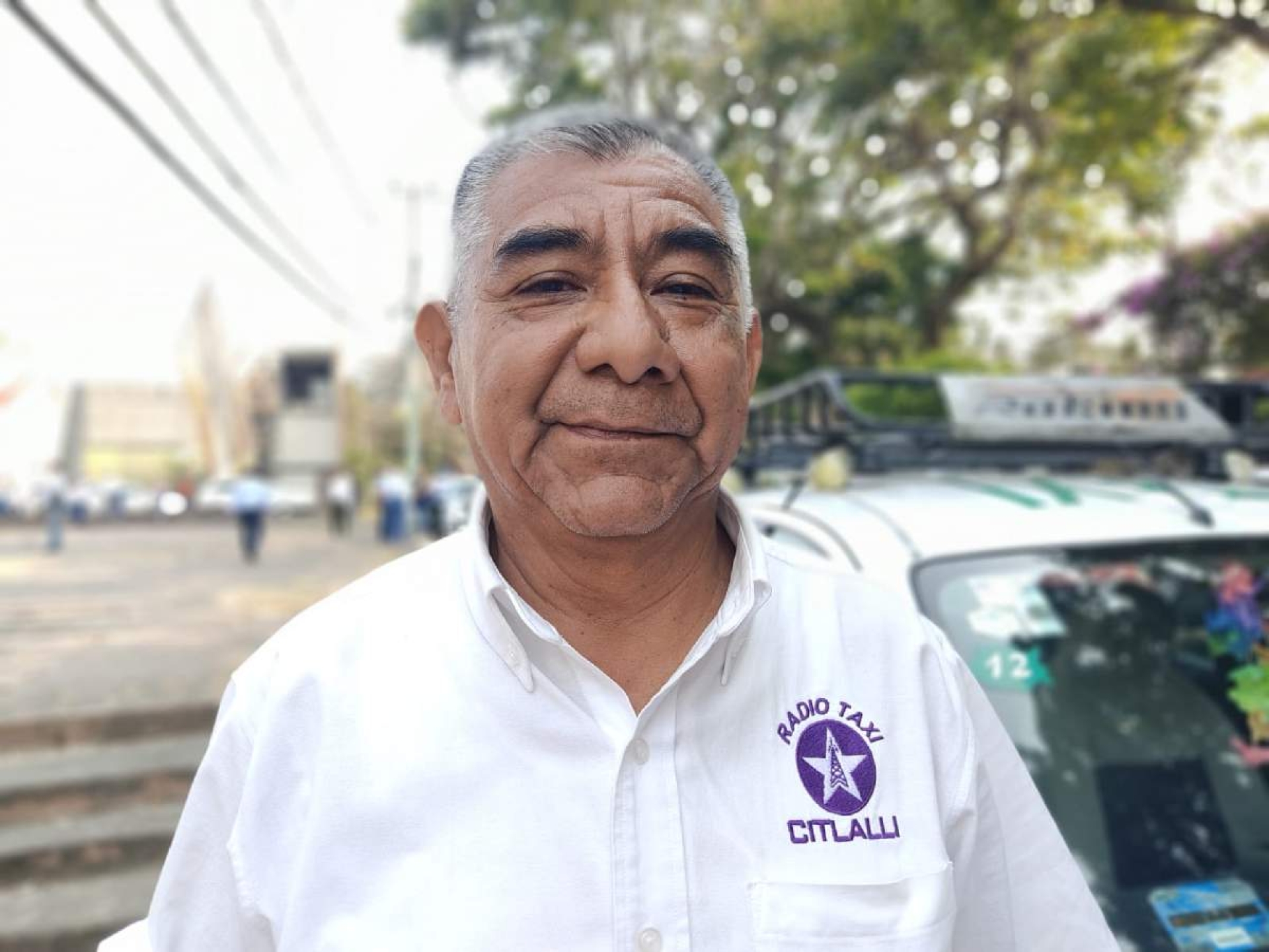 Es técnico automotriz y chofer de taxi