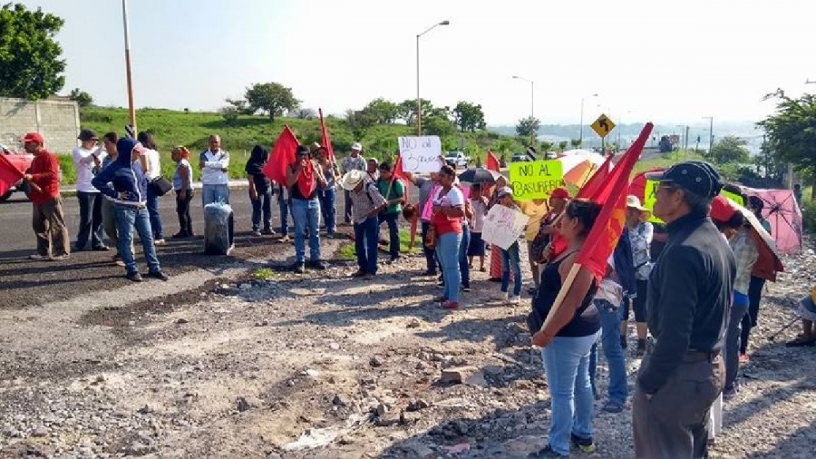Bloquean tiradero aledaño a la planta separadora de basura de Alpuyeca