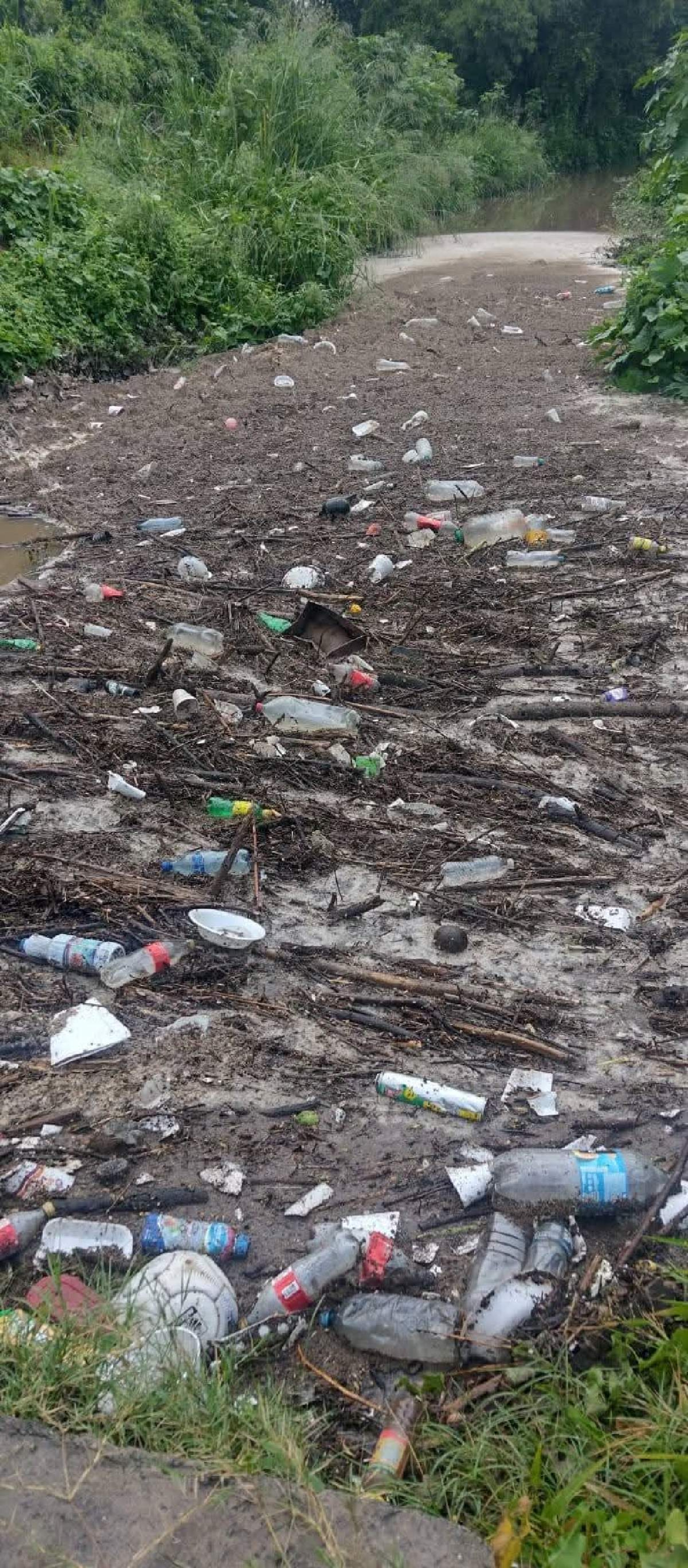 Lluvias provocan azolve en barranca de Coatetelco