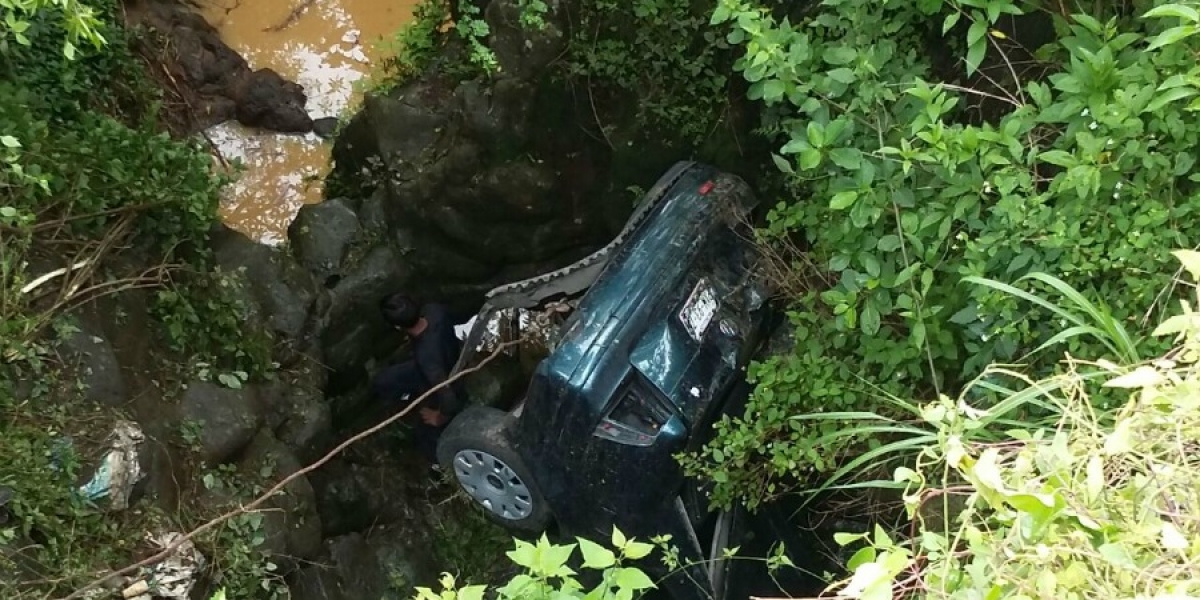 Vuelca un vehículo en la carretera Cuernavaca-Tepoztlán; tres personas resultaron heridas