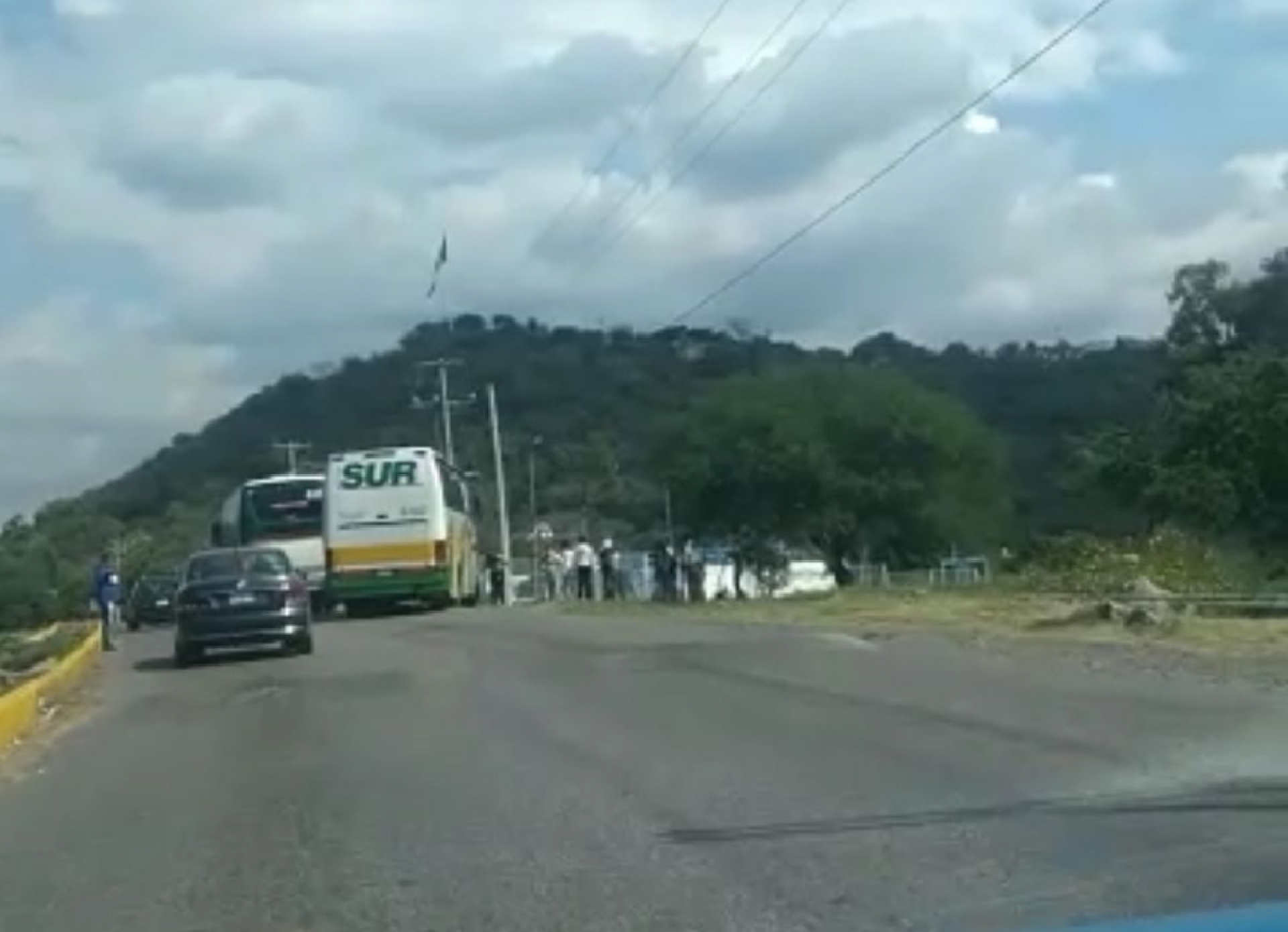 Retienen autobuses alumnas de la Normal de Amilcingo