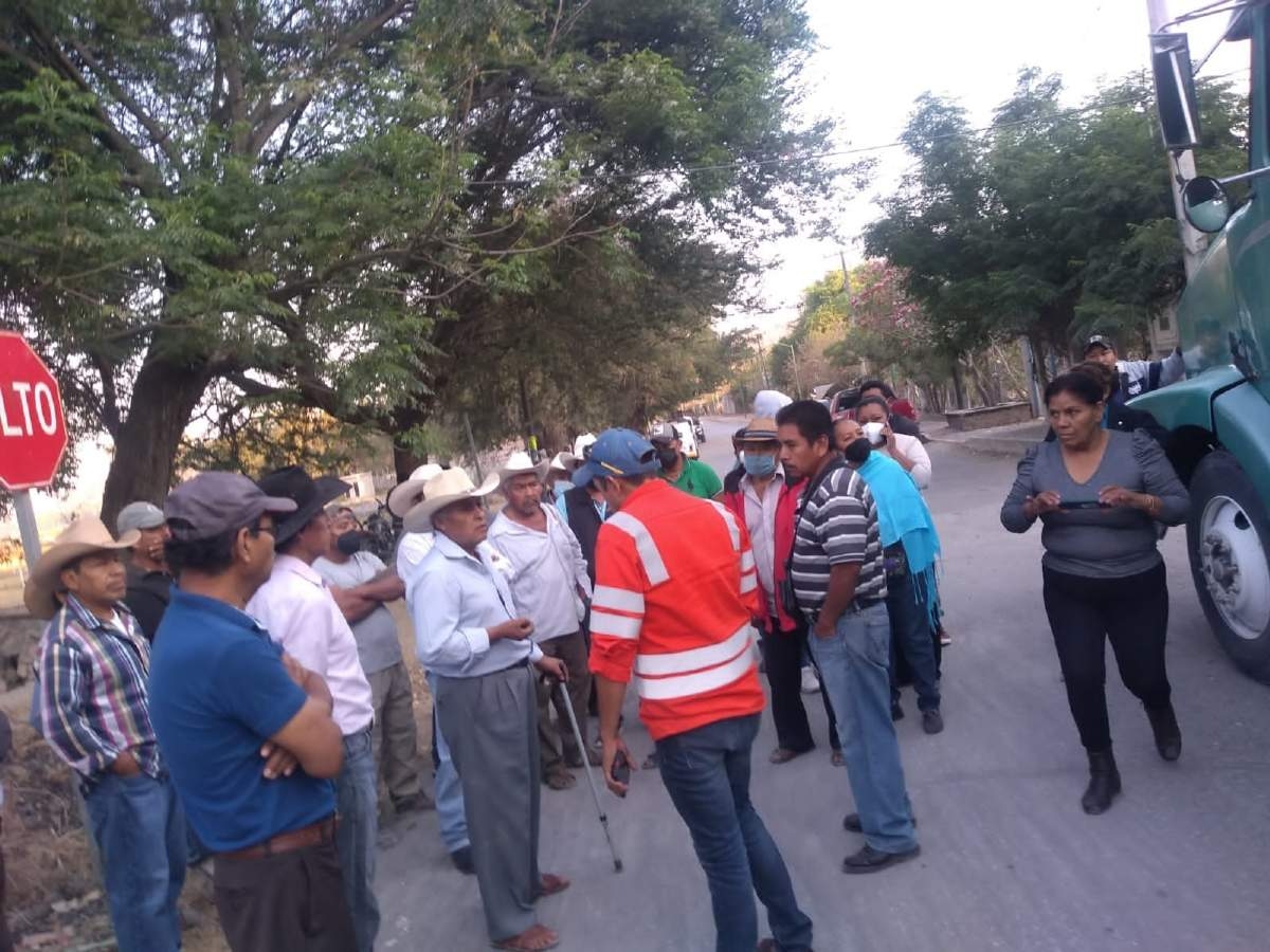 Pobladores de Coatetelco bloquean carretera El Muelle-Miacatlán