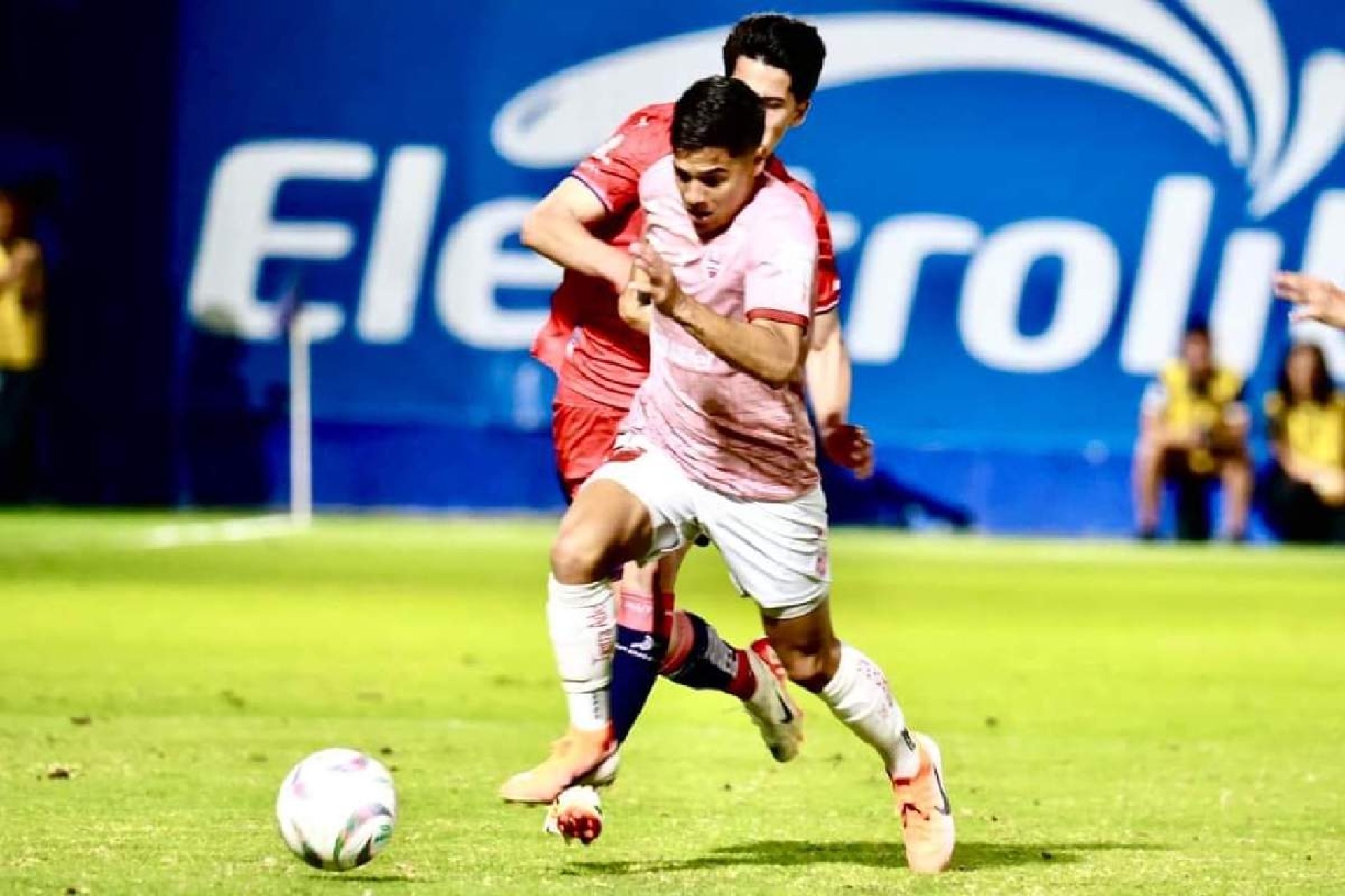 Carlos Sánchez gana la ida con Mineros