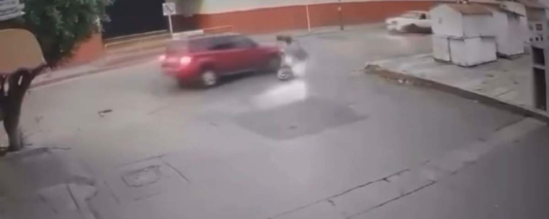Arrolla camioneta a una pareja en Ciudad Chapultepec