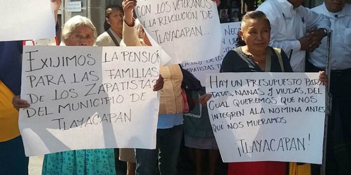 Se manifiestan familiares de veteranos de la Revolución en la Plaza de Armas