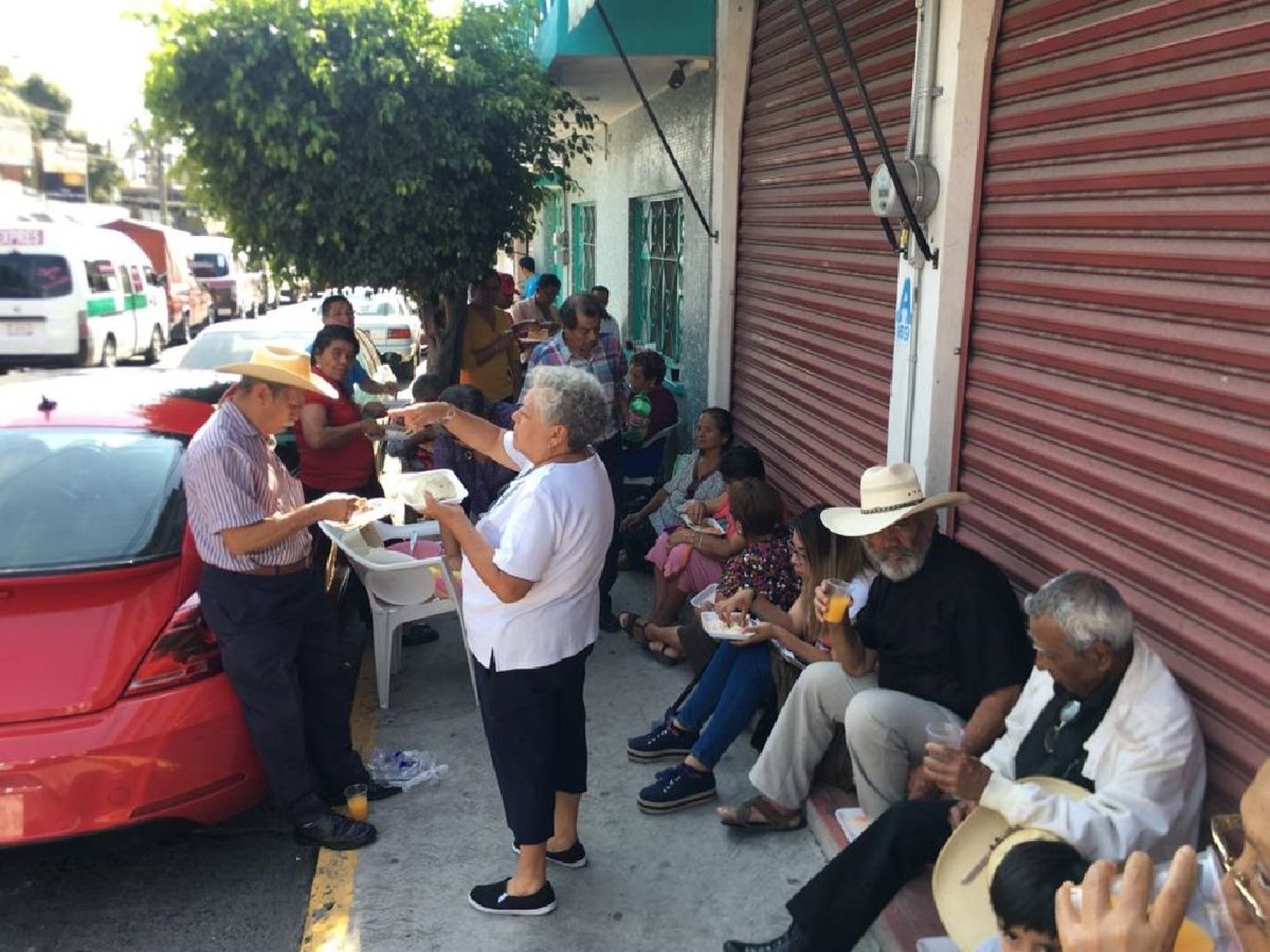 Jubilados y pensionados de Cuautla inician plantón para exigir aguinaldo