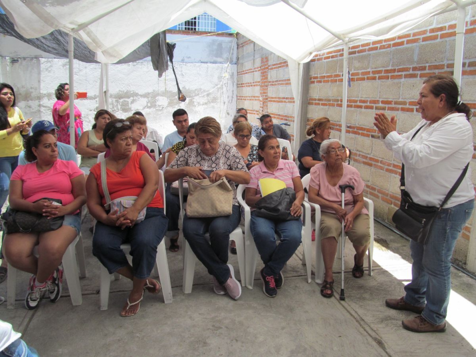 Desesperan damnificados por falta de entrega de recursos