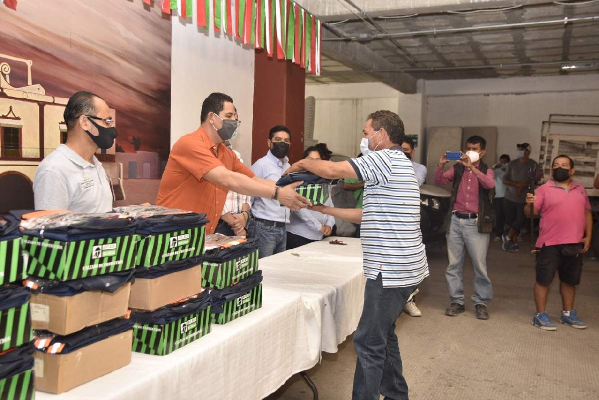 Entrega alcalde de Jojutla a trabajadores sindicalizados