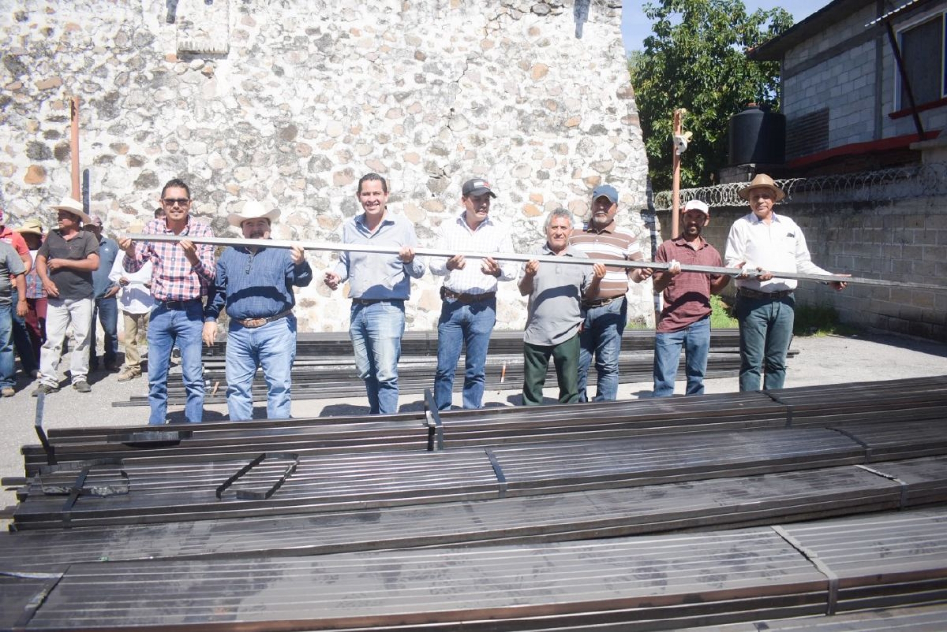 Entregan tubulares estructurales a ganaderos de Jojutla
