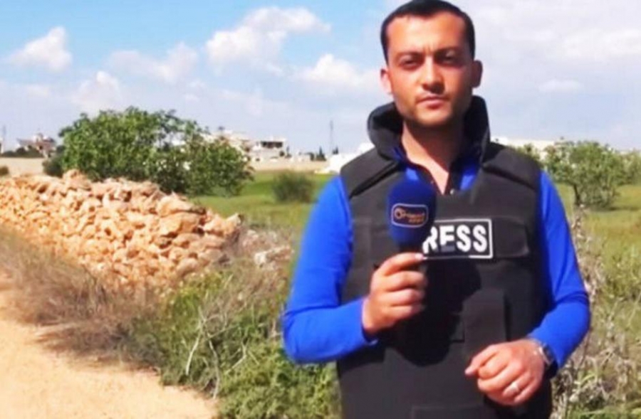 Bomba alcanza a periodista mientras grababa reportaje