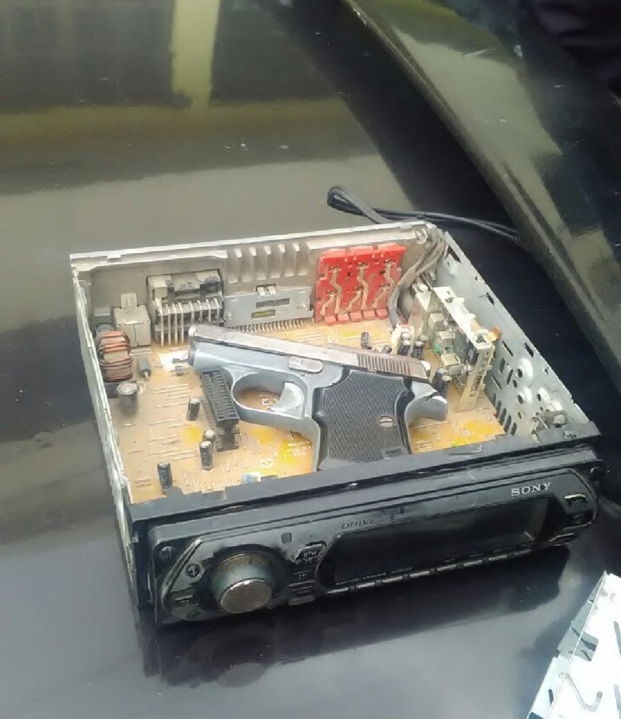 Ocultaban una pistola en la carcasa de un autoestéreo