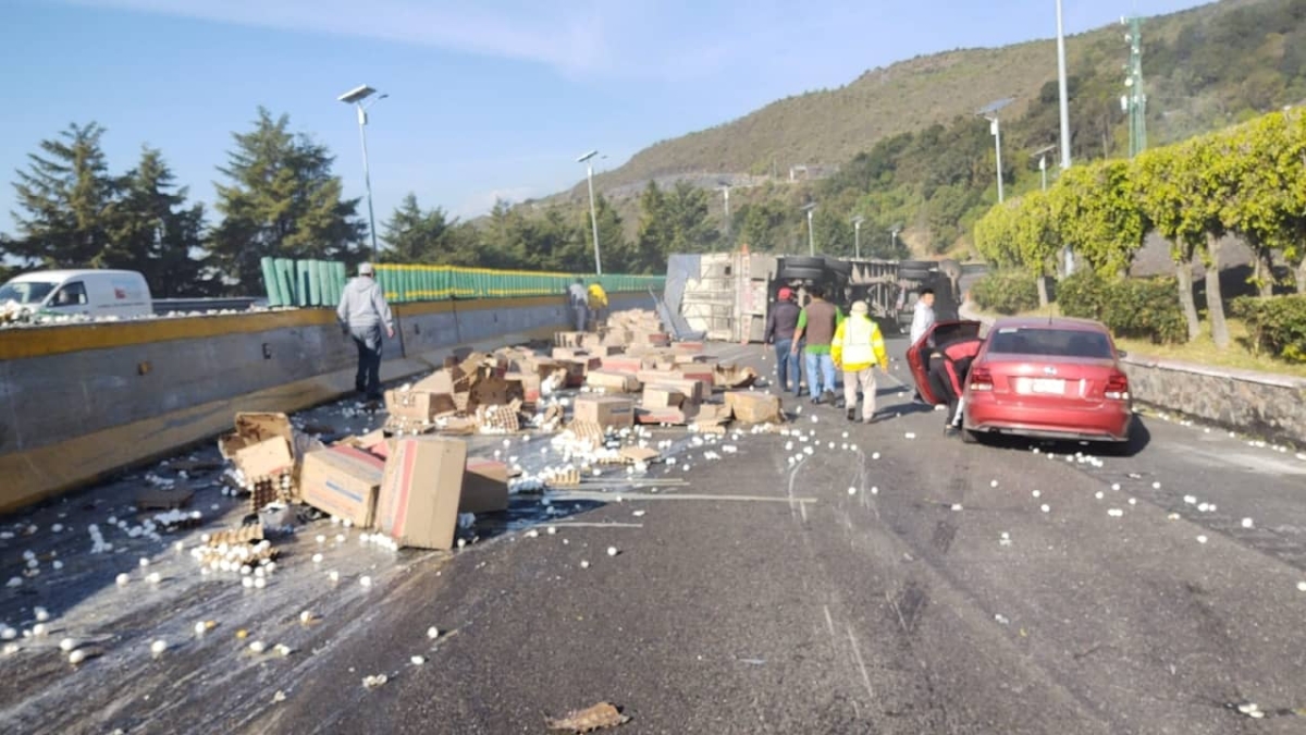 Volcadura de tráiler con 20 toneladas de huevo en la México-Cuernavaca