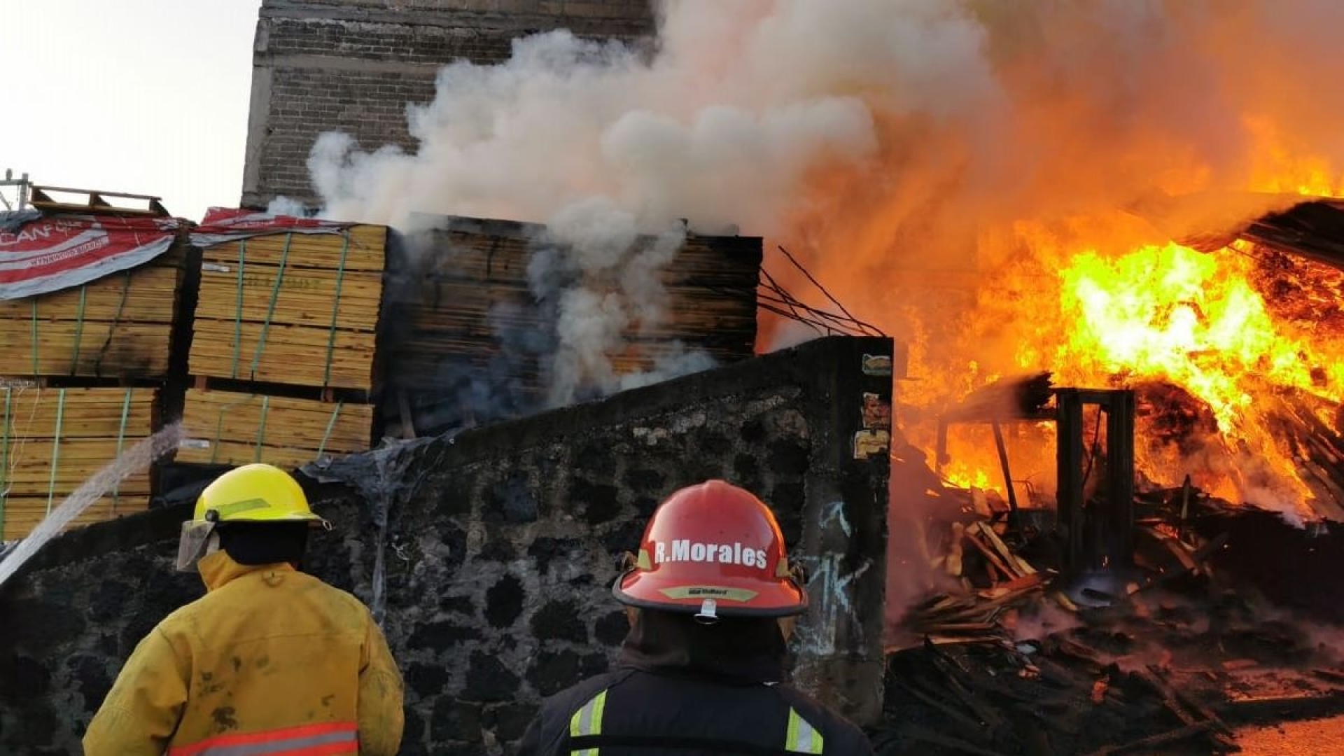 Incendio en maderería deja daños materiales